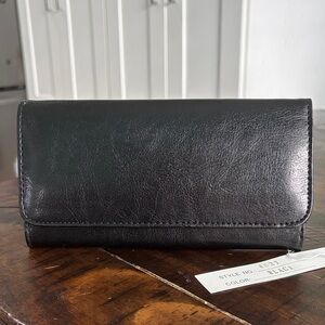 Sleek Black Leather Wallet with Zipper